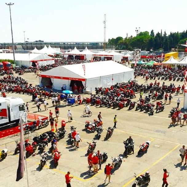 Si  aperta il 18 luglio a Misano l’8a edizione della World Ducati Week il raduno Ducati pi grande al mondo. Sul circuito dedicato a Marco Simoncelli si rtrovano ducatisti provenienti da ogni parte del mondo per celebrare la rossa su due ruote 